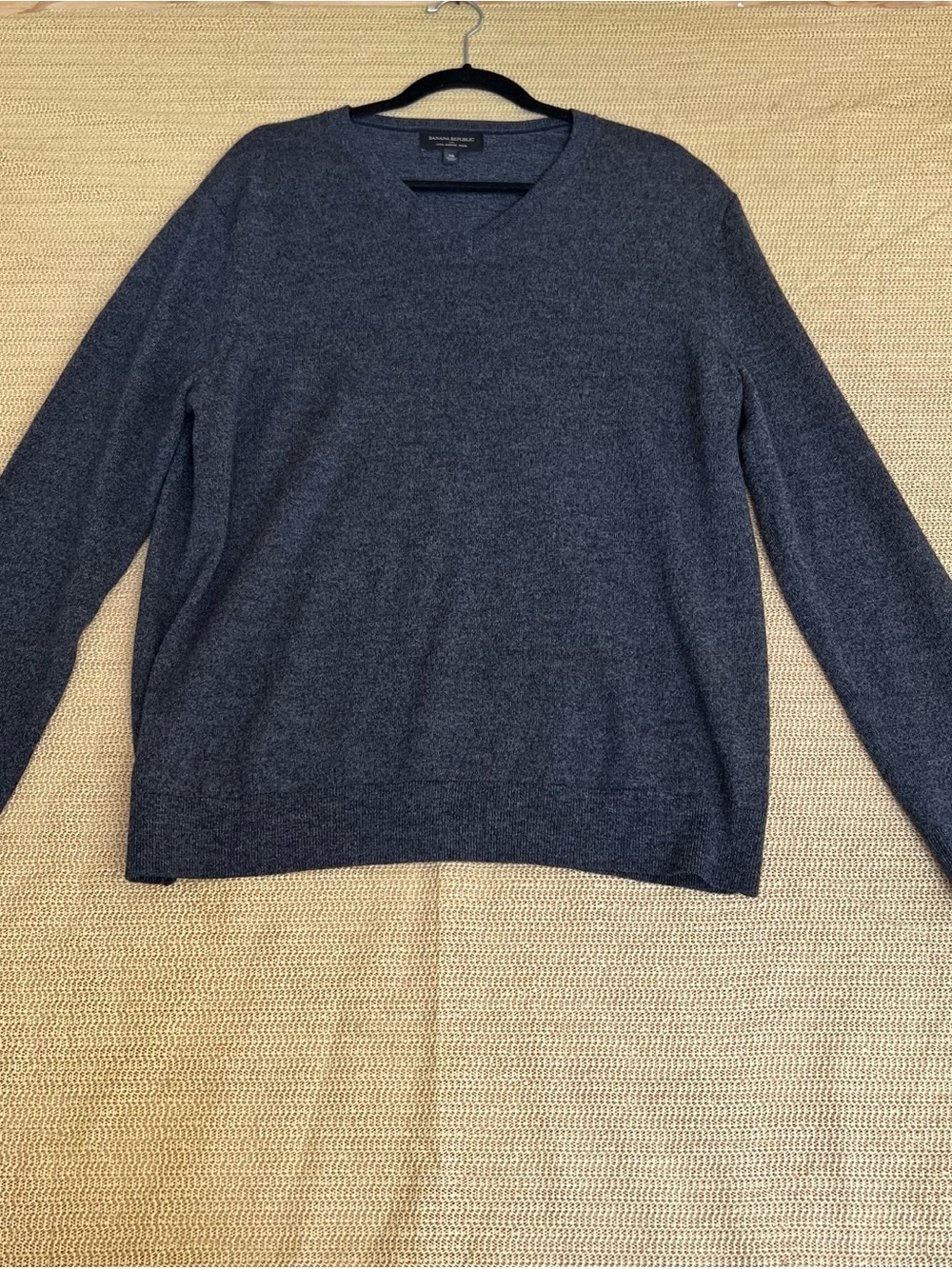 Banana Republic Men's size XL 100% Wool Dark Blue V-Neck Sweater